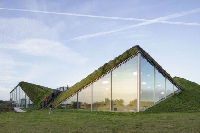 Capa: Projeto em vidro camufla museu em meio à paisagem