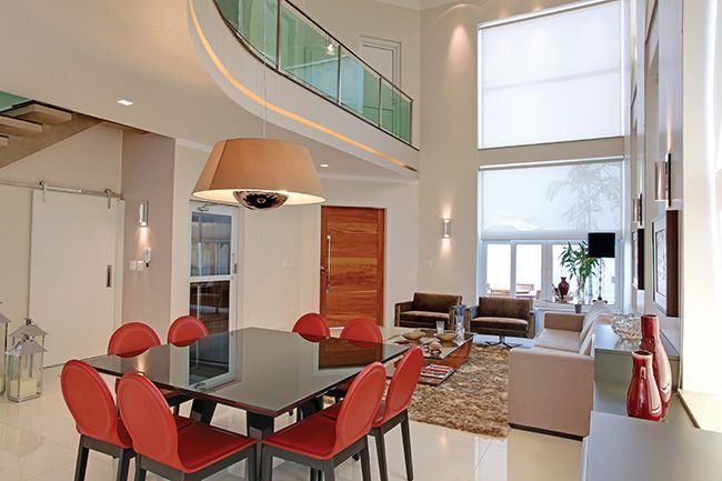 Capa: Esquadrias de grande formato permitem integração entre diversos espaços da residência