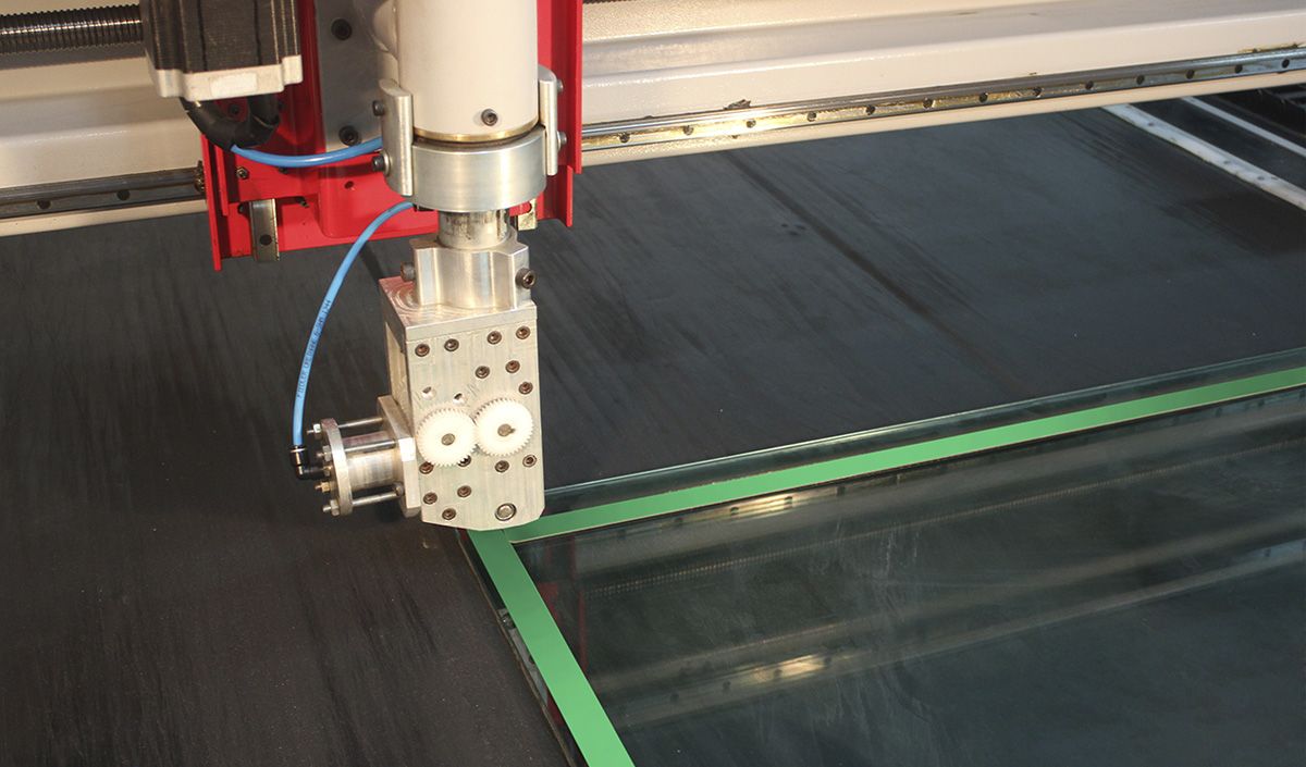 Capa: Adere lança equipamento para aplicação automática de fitas adesivas Structural Glazing