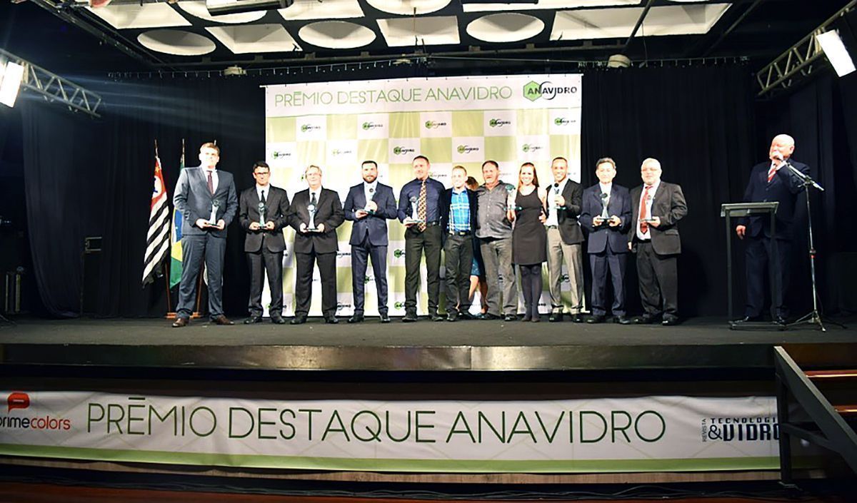 Capa: Jantar da Anavidro premia 45 empresas e empossa novo presidente