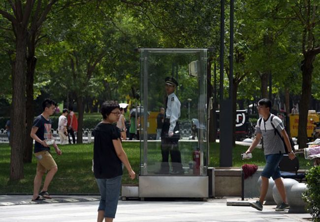 Capa: Policiais chineses usam guaritas de vidro com ar-condicionado