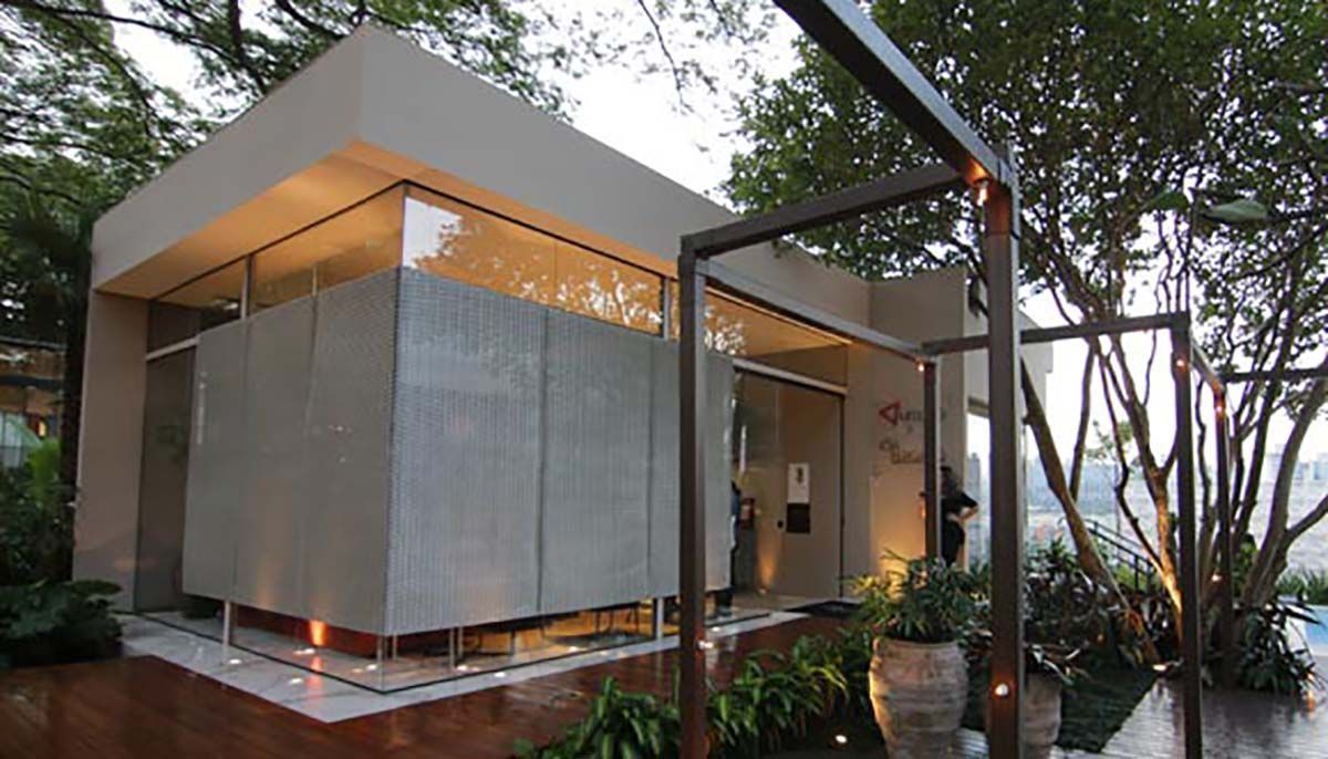 Capa: Casa de vidro tem conceito high-tech, conforto e luxo