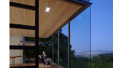 Capa: Casa de vidro é projetada pelos arquitetos Swatt e Miers