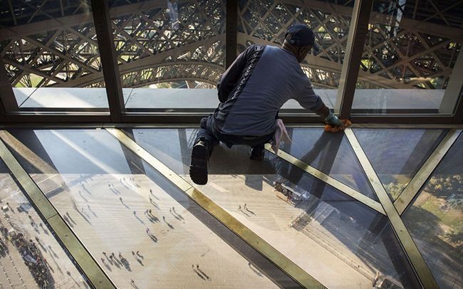 Capa: Chão de vidro da Torre Eiffel