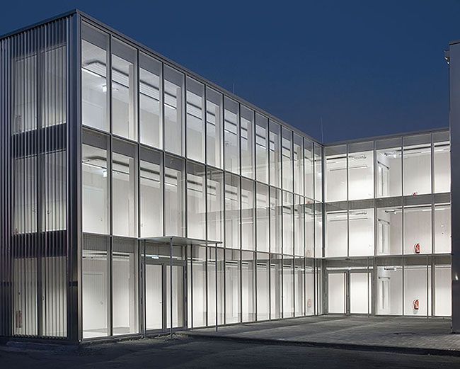 Capa: Escola na Alemanha tem as paredes de vidro para aproveitar a iluminação natural