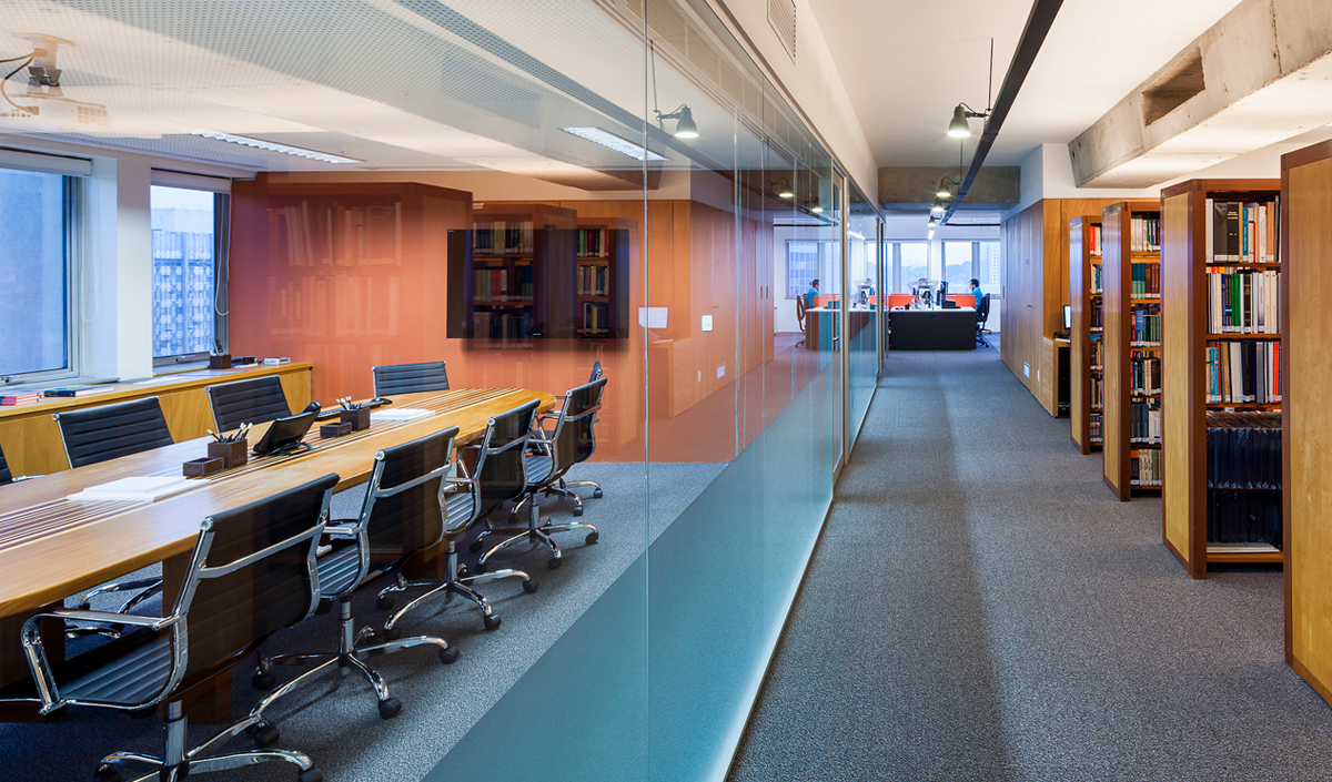 Capa: Divisórias de vidro integram postos de trabalho em escritório