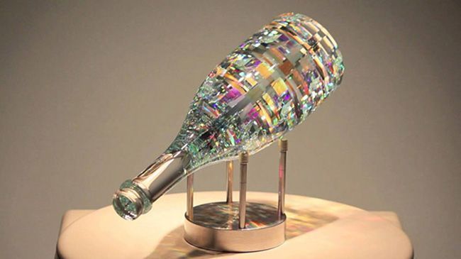 Capa: Artista vidreiro cria esculturas em vidro ótico