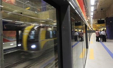 Capa: Estação Pinheiros do metrô de SP terá barreira de vidro de 132 metros