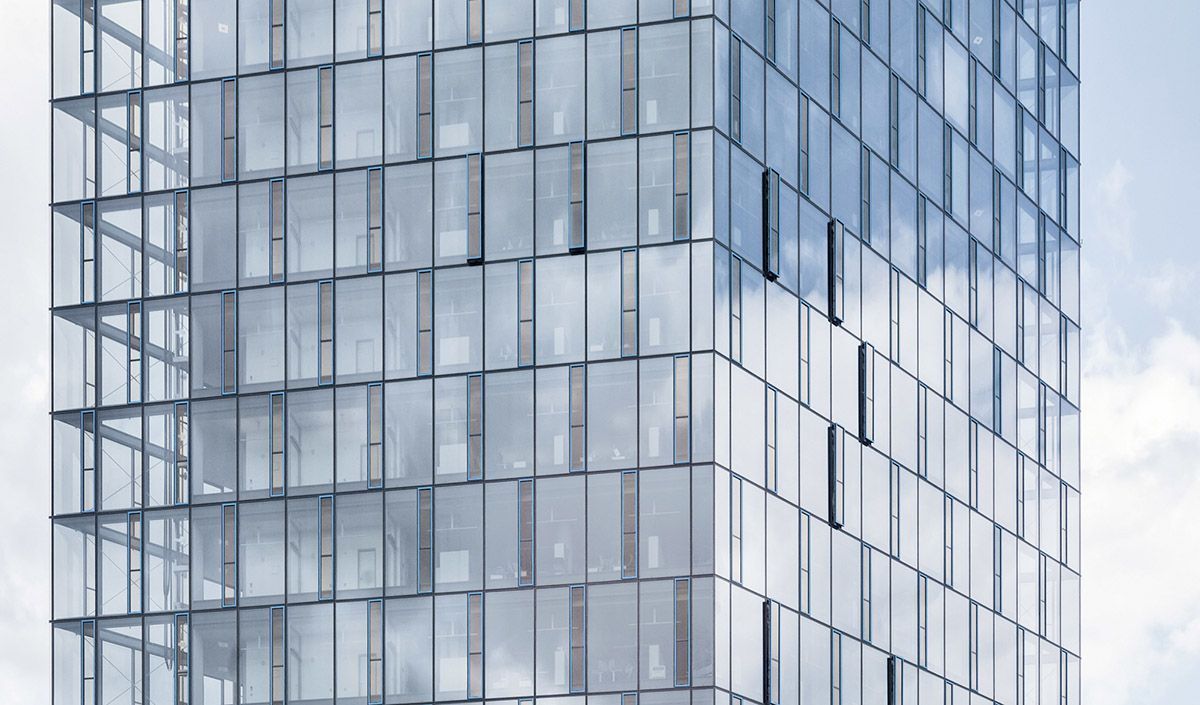 Capa: Estrutura futurista com vidro do edifício da empresa alemã Festo