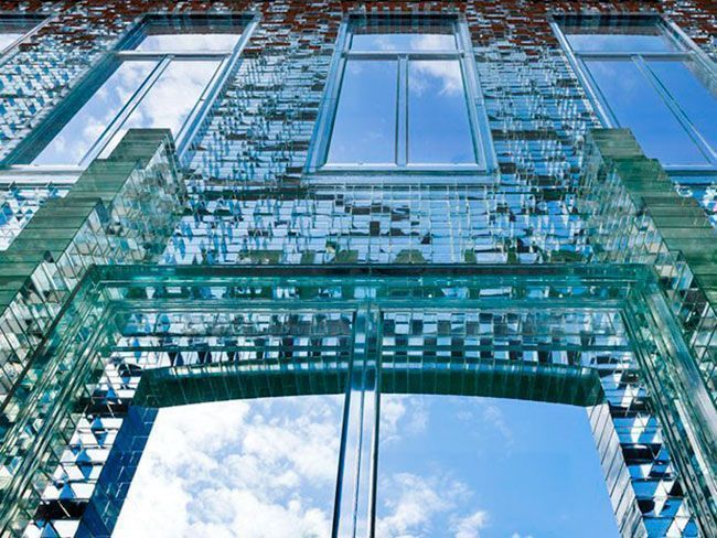 Capa: Tijolos de vidro cobrem fachada da nova loja da Chanel