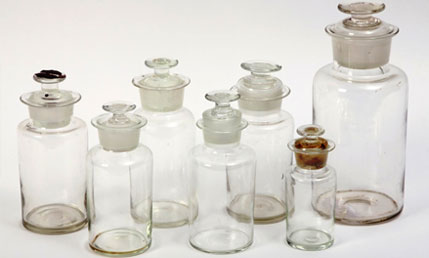 Capa: Exposição de embalagens de vidros de farmácia do século XIX