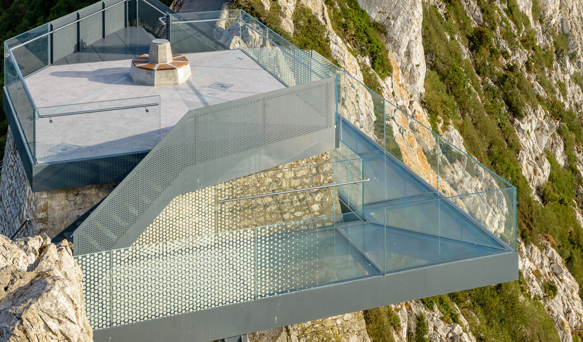 Capa: Plataforma feita com 750 metros quadrados de painéis de vidro é instalada no Rochedo de Gibraltar