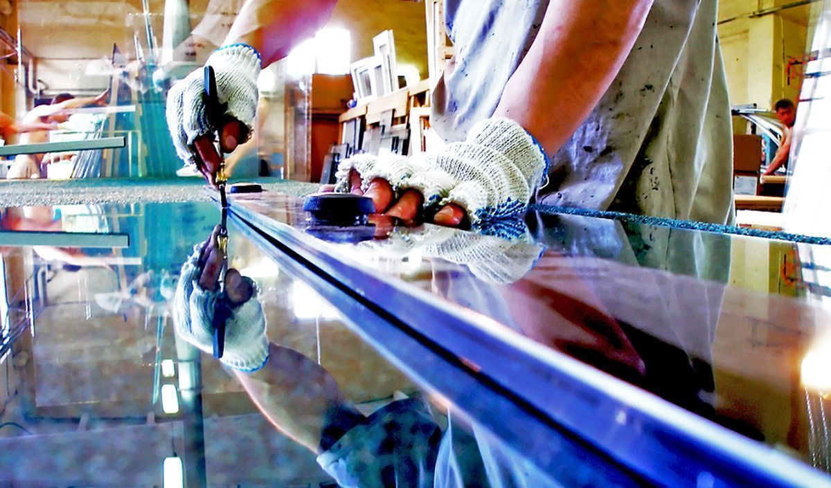 Capa: Qualificação e conhecimento garante segurança em obras e instalações; veja dicas para ser um vidraceiro profissional