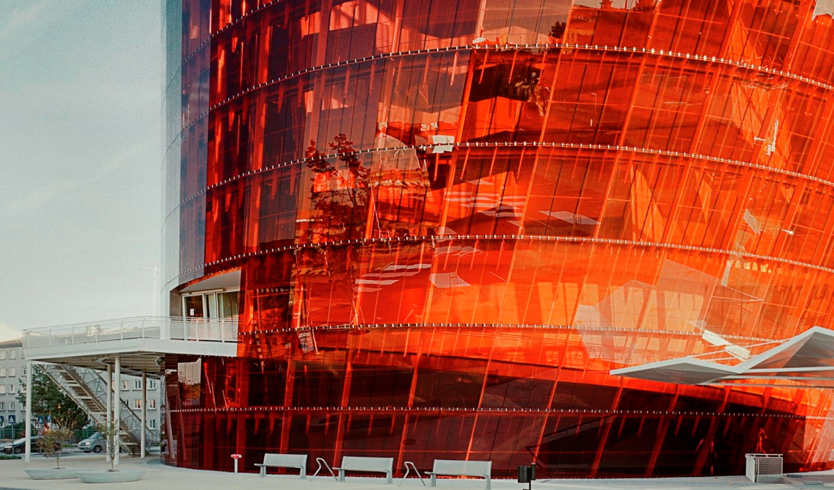 Capa: Sala de Concertos com fachada em vidro transparente na cor âmbar cria diferentes efeitos de luz de dia e a noite