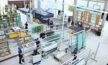 Capa: Industria de beneficiamento de vidros gera emprego na capital