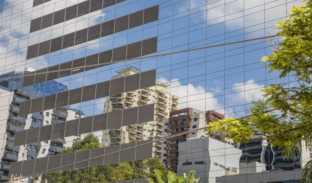 Capa: Legislação proíbe uso dos vidros refletivos em fachada de edifícios