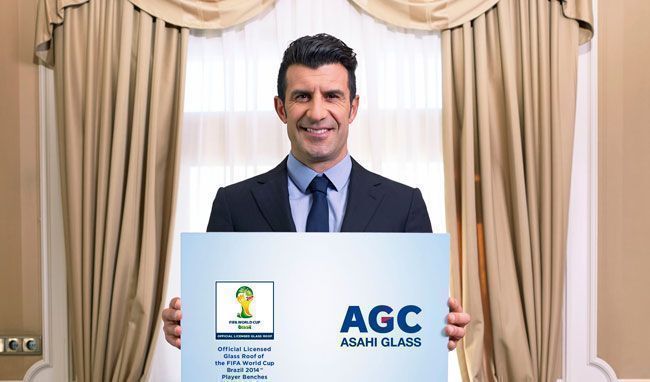Capa: AGC nomeia embaixador da cobertura de vidro dos bancos de jogadores da Copa