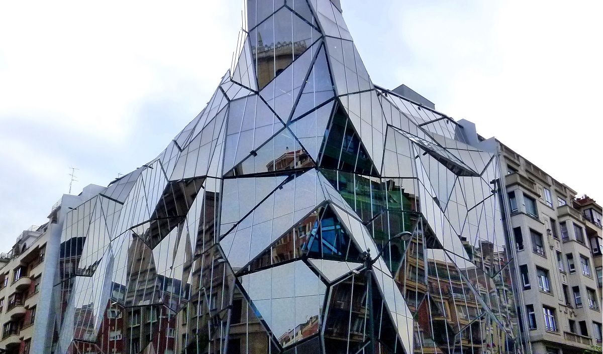 Capa: Edifício do século 19 ganha modernidade com fachada com 9 mil metros quadrados de vidro em forma de prisma