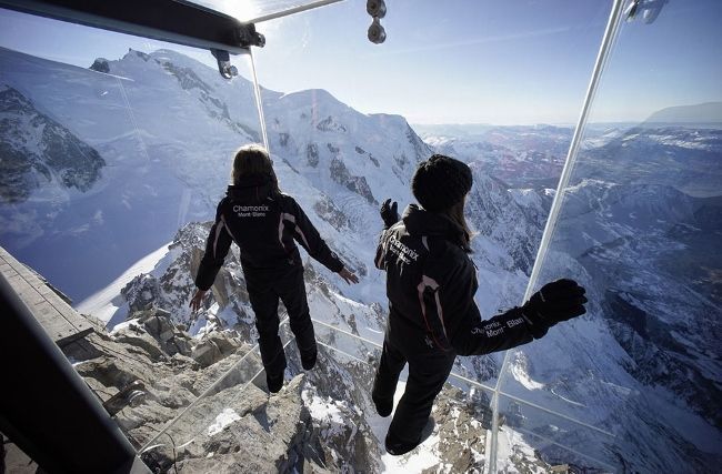 Capa: Cabine de vidro é instalada no topo dos Alpes Franceses