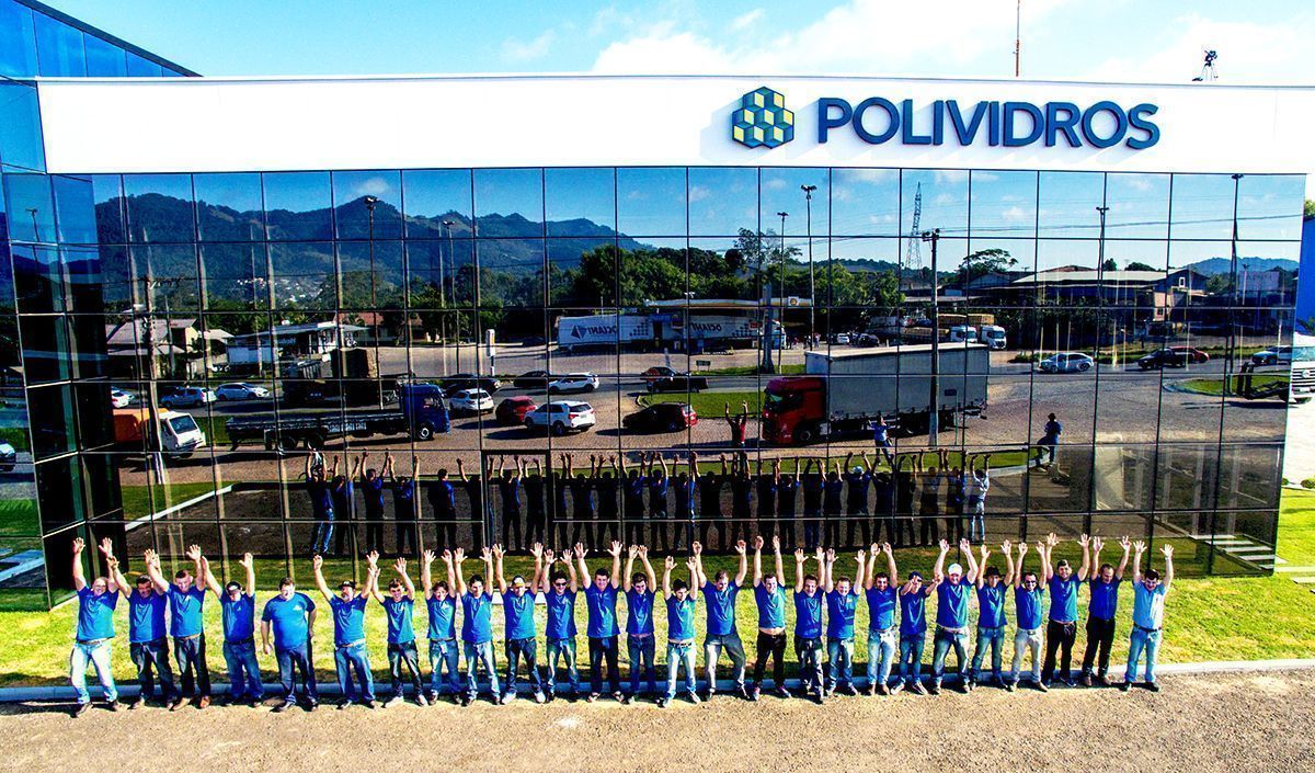 Capa: Polividros comemora 20 anos de distribuição de vidros no Brasil