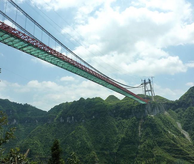 Capa: Ponte de vidro a 180 metros de altura desafia coragem de turistas na China