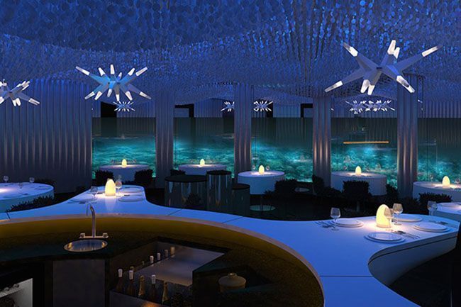 Capa: Restaurante tem paredes de vidro com vista para o fundo do mar